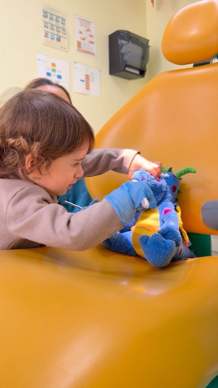 Niña en su atención dental